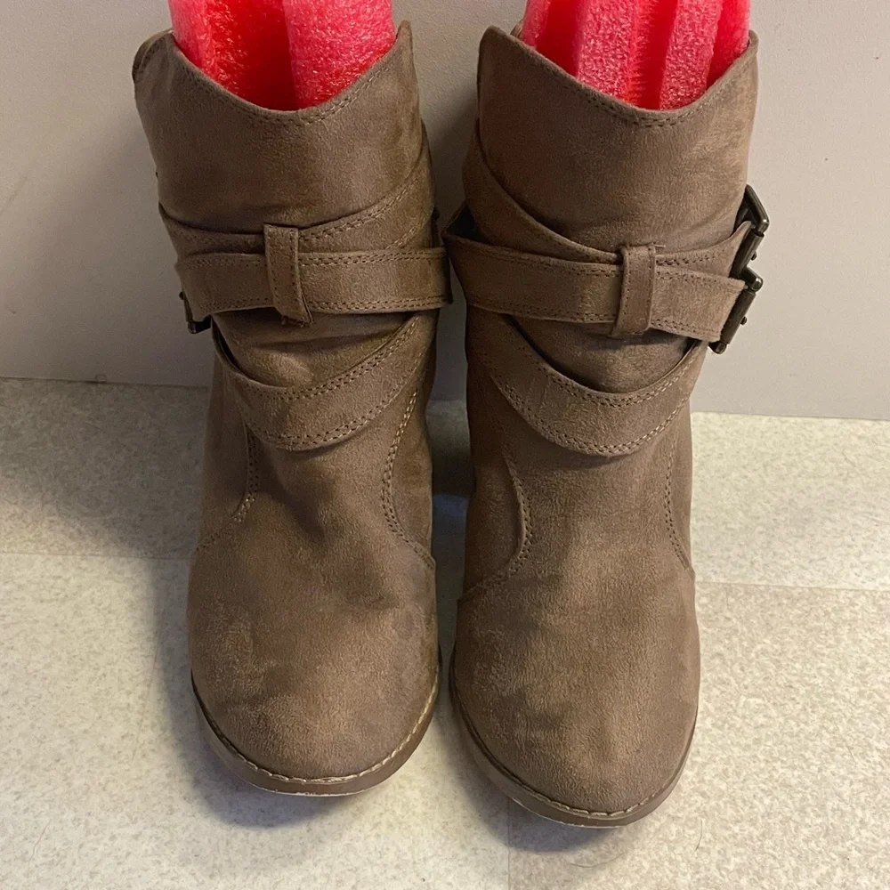 Brenna Newbuck Womens Size 8 Almond Toe Decorative Buckle Block High Heel Boots - Picture 3 of 7